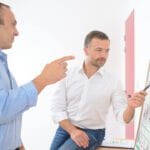 Pracownicy zapoznający się z planem ewakuacji