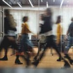 Ludzie ewakuujący się z biura